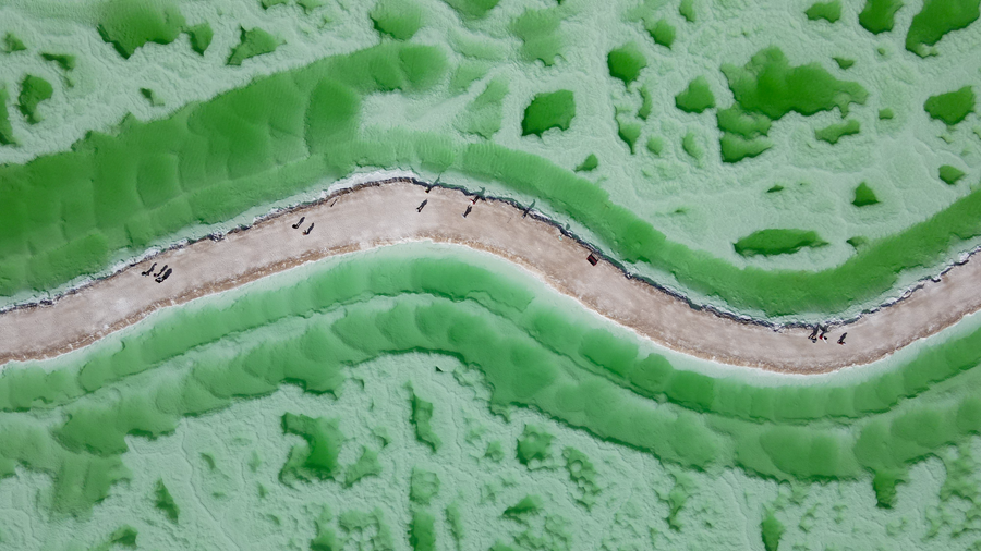 在茫崖翡翠湖，感受大自然神奇的色彩